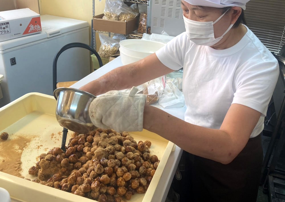 「奄美黒糖キャラメリーゼ（いちじく）」の製造風景